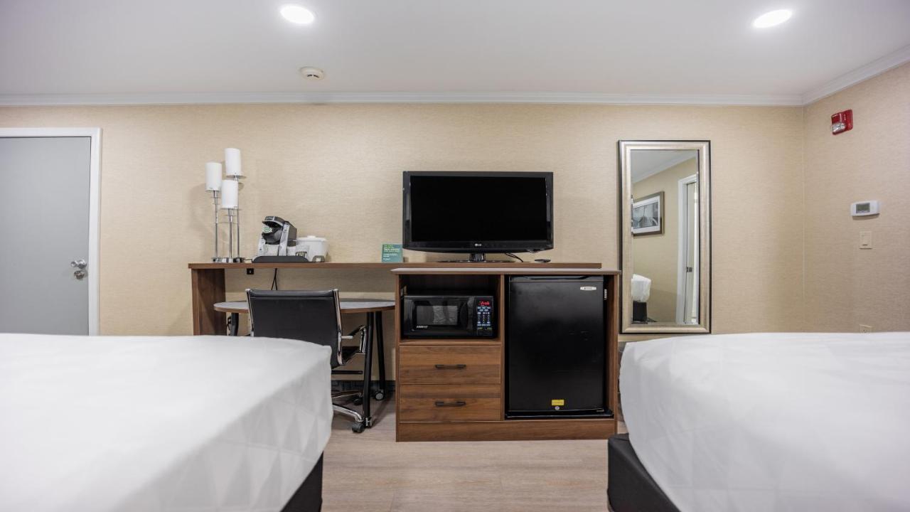 Holiday Inn Plainview-Long Island By Ihg Bagian luar foto