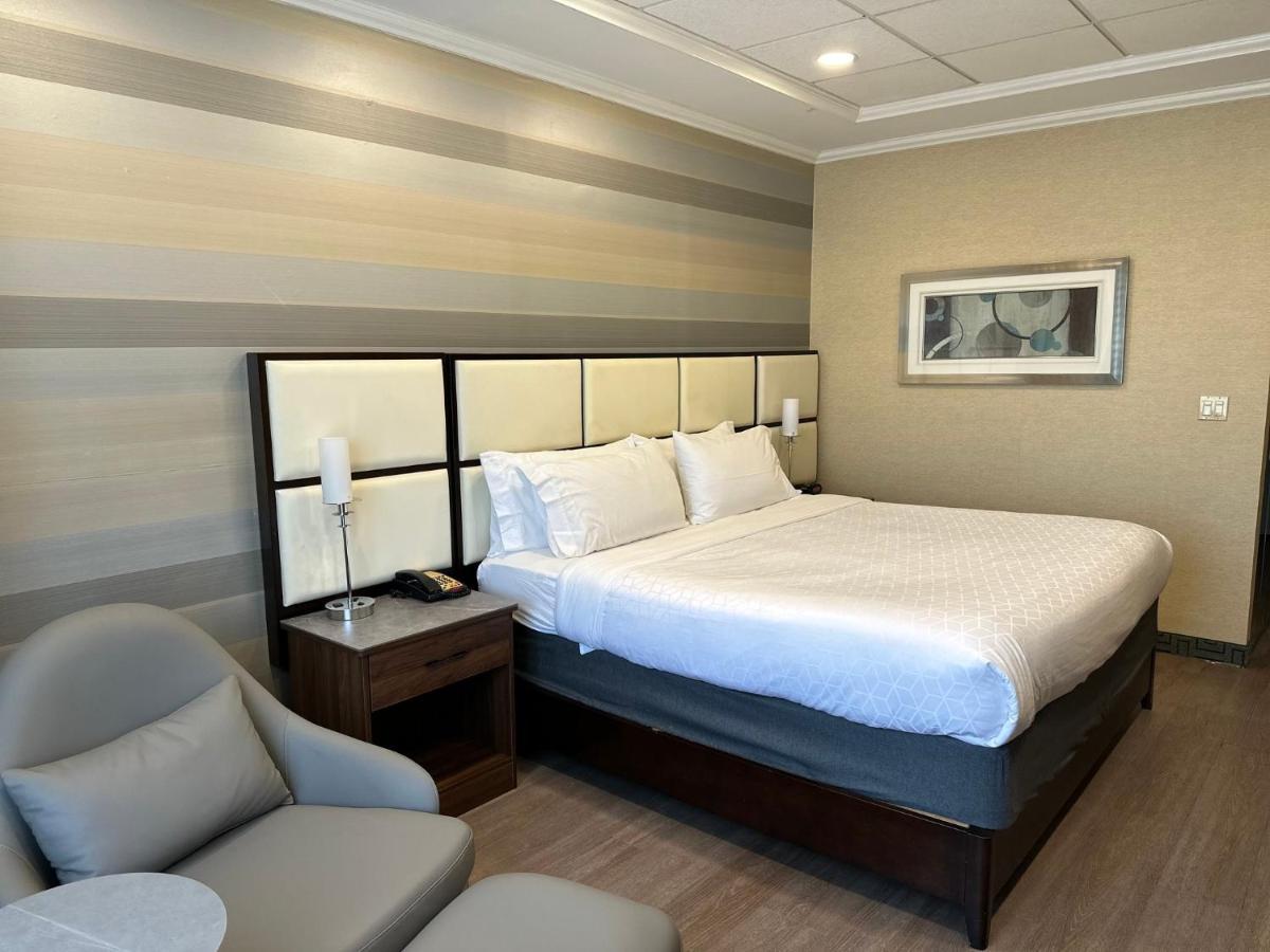 Holiday Inn Plainview-Long Island By Ihg Bagian luar foto