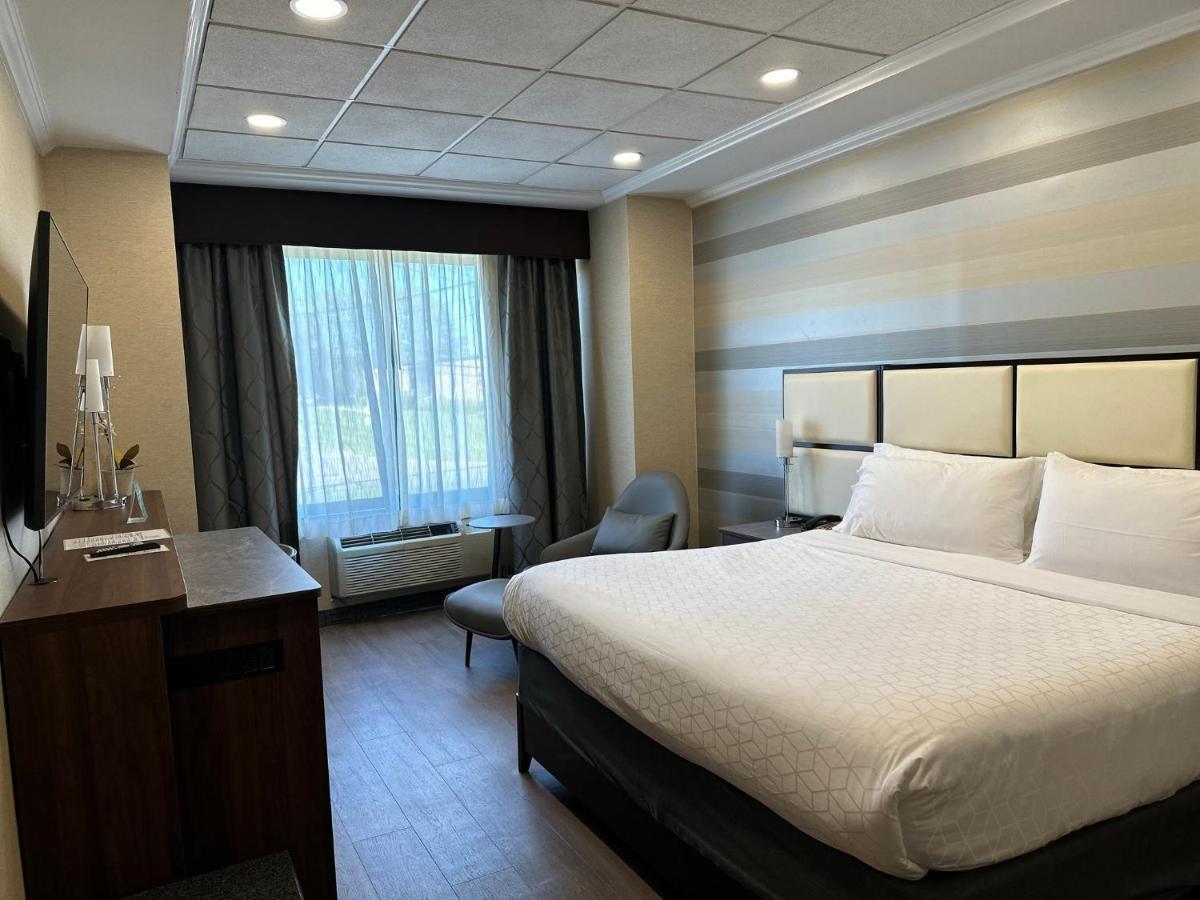 Holiday Inn Plainview-Long Island By Ihg Bagian luar foto