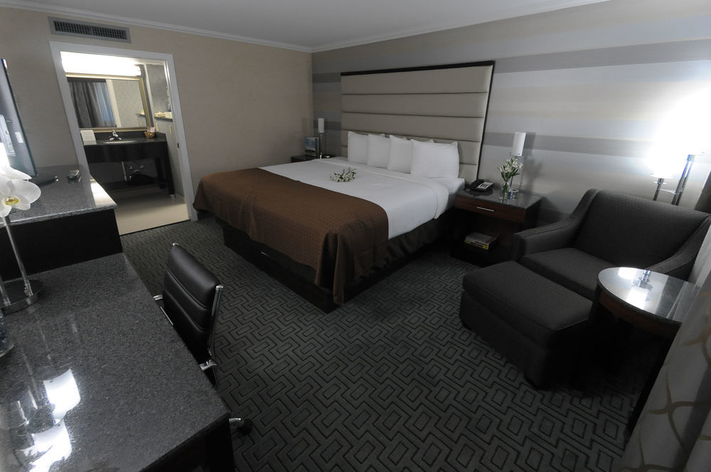 Holiday Inn Plainview-Long Island By Ihg Bagian luar foto